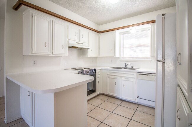 Building Photo - Great 3 bedroom 2 bathroom house in South Lubbock!