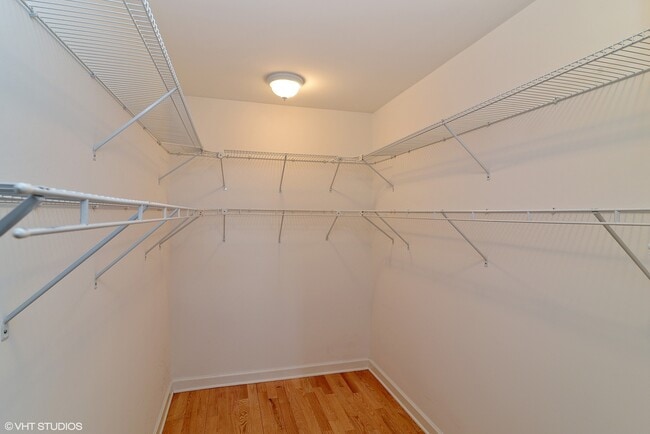 Building Photo - 2233 W Lawrence Ave