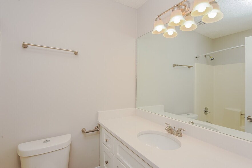 Building Photo - 1120 Brenton Dr NW