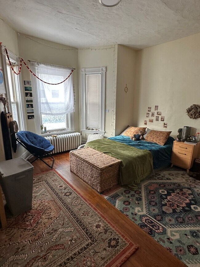 Building Photo - ALLSTON 4 BED/2 BATH FOR 9/1!  UPDATED KITCHEN AND BIG ROOMS!