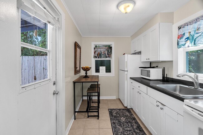 Building Photo - 909 N Palmway