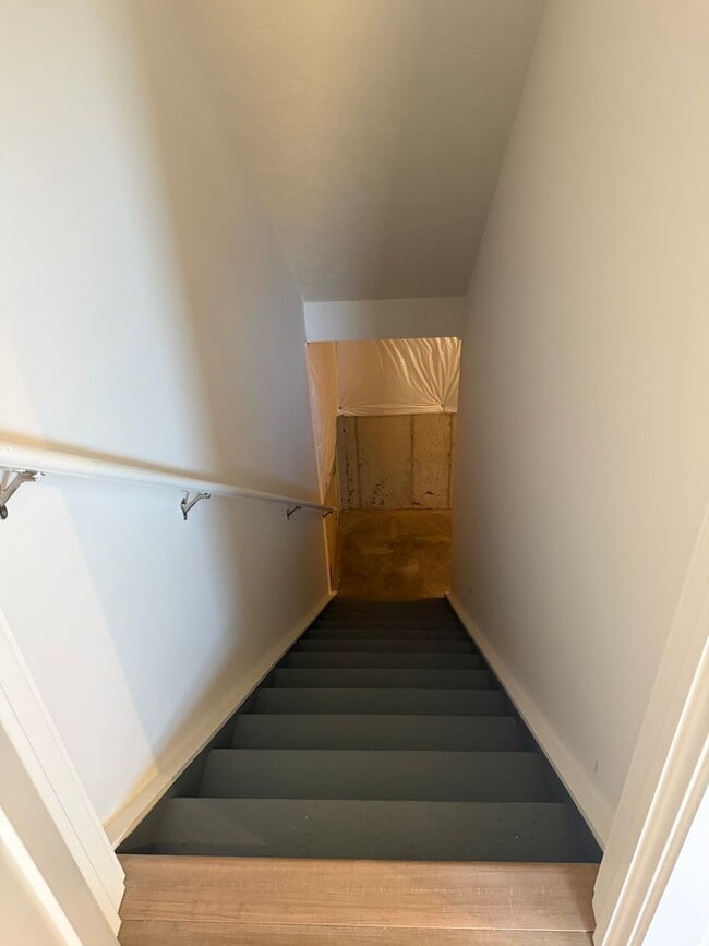 Building Photo - Home for the Holidays!