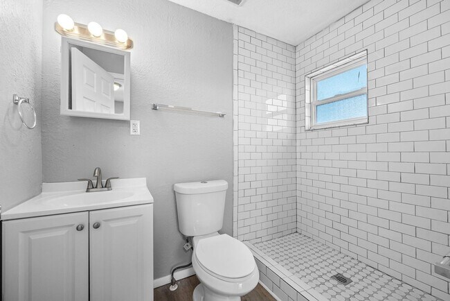 Building Photo - Beautifully renovated 4bdrm/2bath home wit...