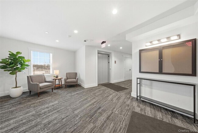 Building Photo - 180 Deer Park Ave