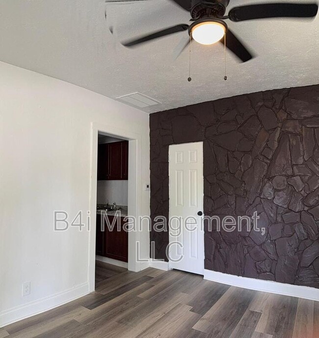Building Photo - 422 Lakeview St