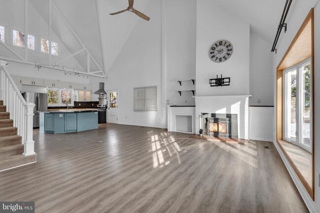 Building Photo - 1080 Crestview Dr