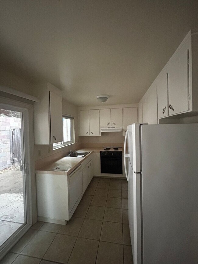 Building Photo - 333 Poplar St