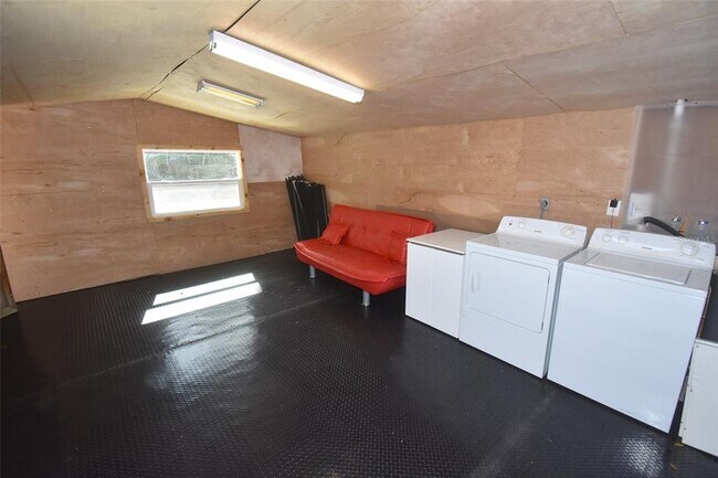 Building Photo - 2450 Hawthorne St