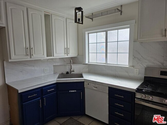 Building Photo - 509 S Catalina Ave