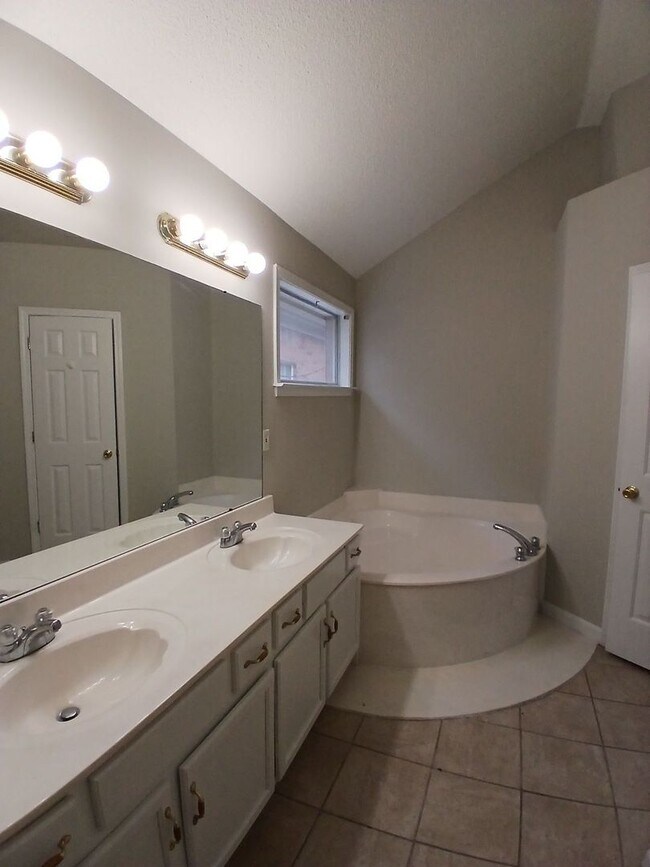 Building Photo - Recently Remolded 3 bed - 2 bath home for Rent