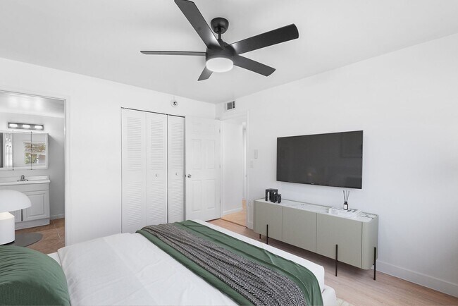 Building Photo - ST PETE APARTMENT FOR RENT!!