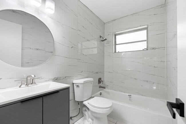Building Photo - 6125 SW 48th Ct