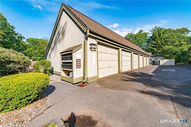 Building Photo - 140 Woodvale Dr