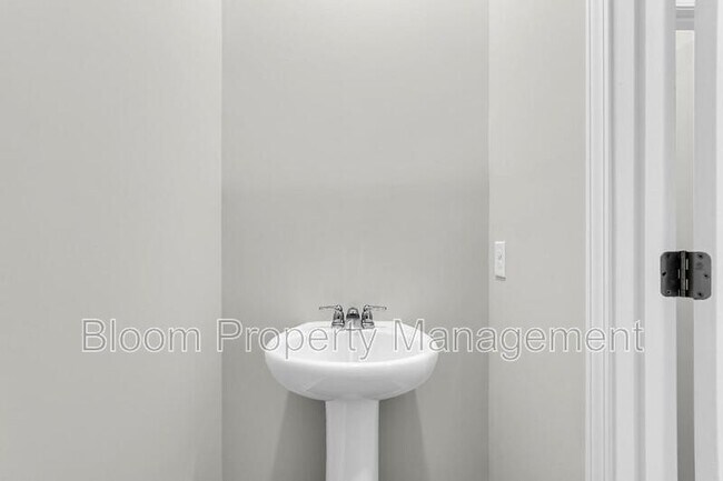 Building Photo - 205 Maple Hl Dr