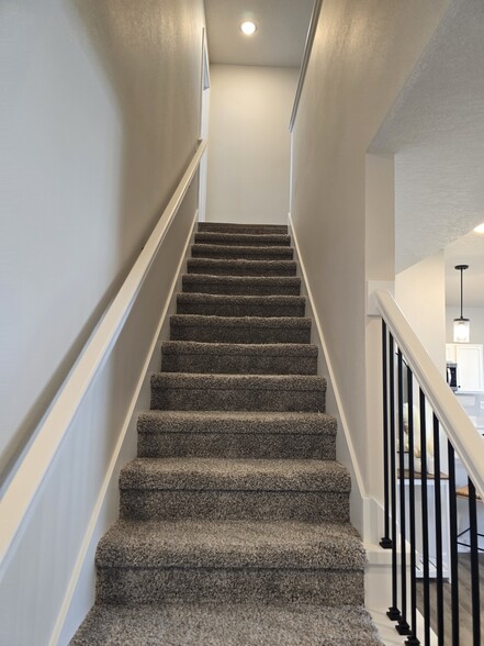 Building Photo - 6931 Bluebell Ct