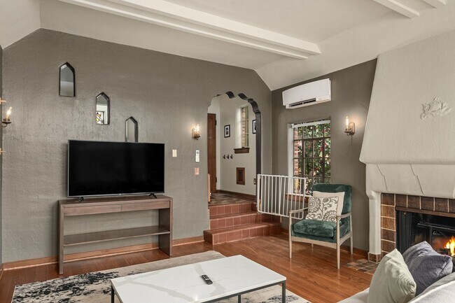 Building Photo - $2000 OFF 1 Months Rent with a Lease Start...