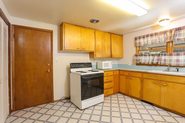 Building Photo - 2408 Lake Dr