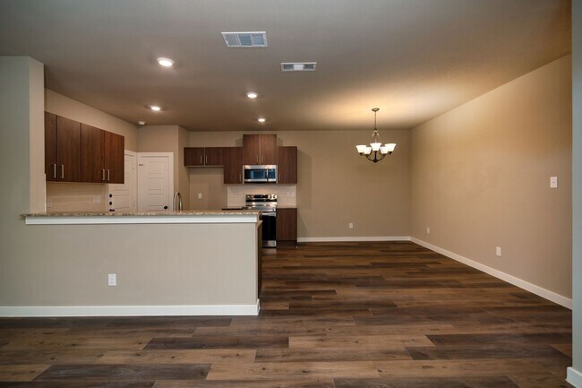 Building Photo - GORGEOUS 3 BEDROOM DUPLEX LOCATED IN MIDLO...