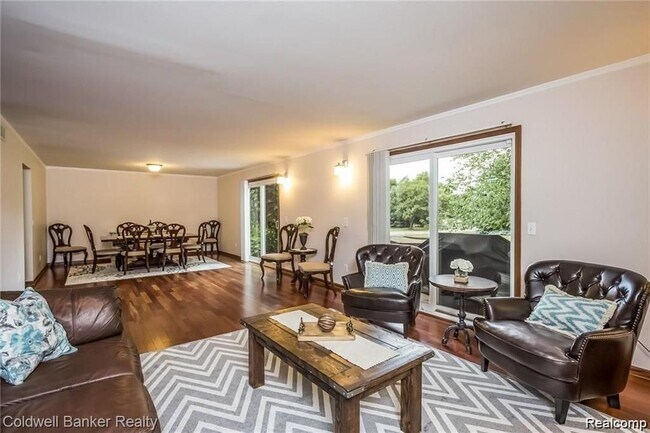 Building Photo - 3290 Bennington Dr