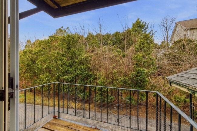 Building Photo - 559 Sagamore Ave