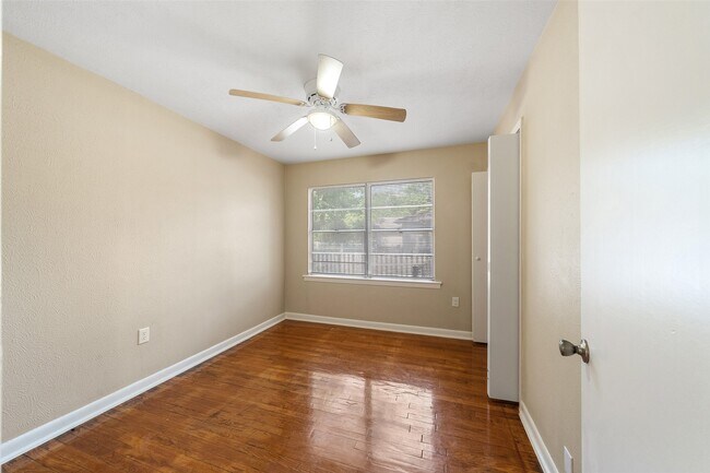 Building Photo - 1105 Thomas Ave