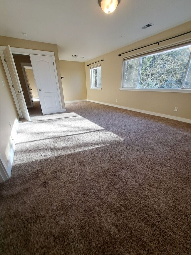 Building Photo - Secluded 5 bedroom Amazing Views Green Space