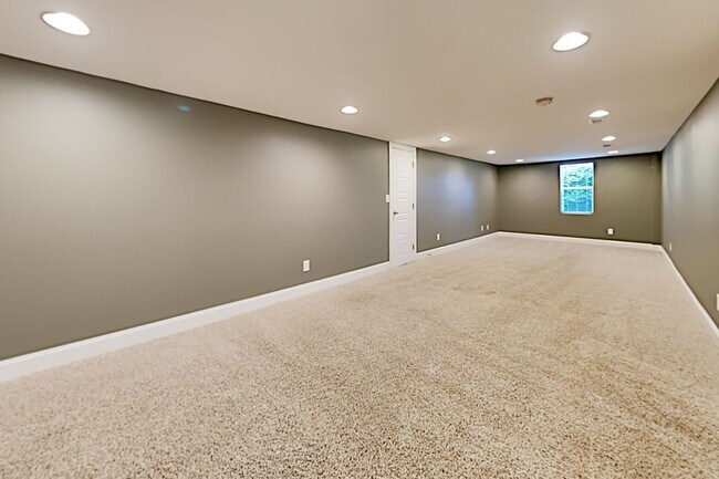 Building Photo - 534 Whispering Hills Dr