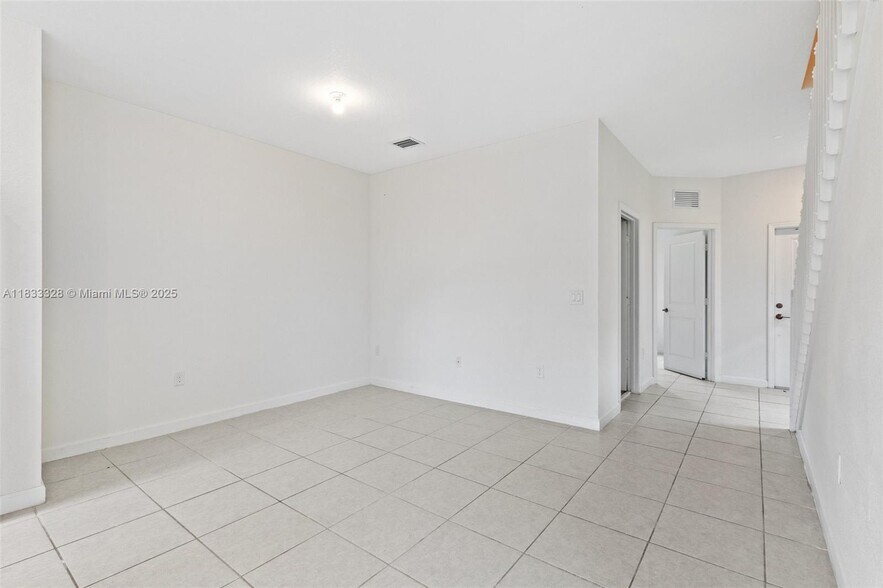 Building Photo - 965 NE 211th St