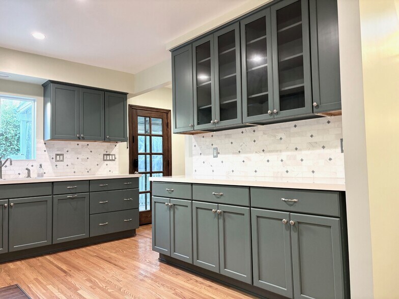 Building Photo - 559 W 39th St