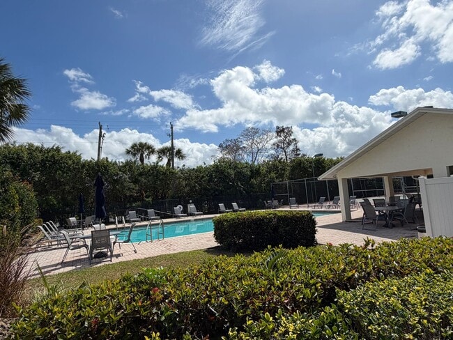 Building Photo - ANNUAL RENTAL - 4 BED / 3 BATH LAKE FRONT POOL HOME IN REGENT PARK