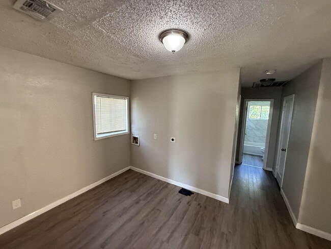 Building Photo - 2213 Lea Crest Dr