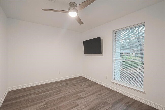 Building Photo - 26415 Hunters Hollow Dr