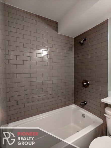 Building Photo - 456 W Barry Ave