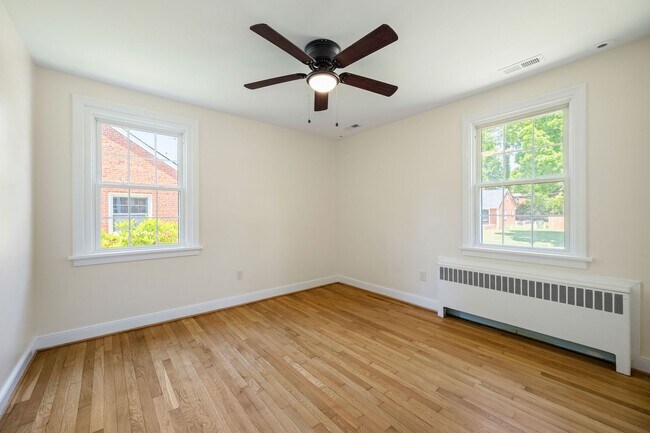 Building Photo - Beautiful 2 Bedroom Corner Lot of Park Ave! ***Available Late June 2026***