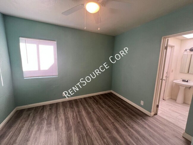 Building Photo - 808 Arville Ave