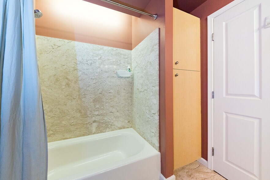 Building Photo - 140 S Van Ness Ave