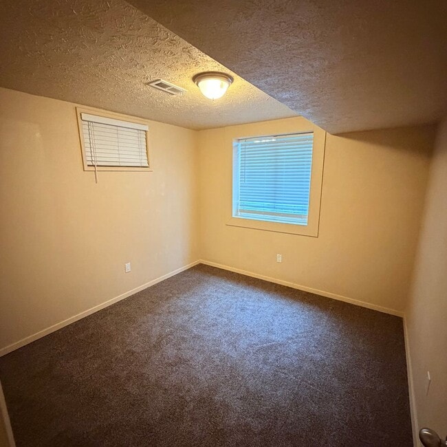 Building Photo - 906 Summit Dr