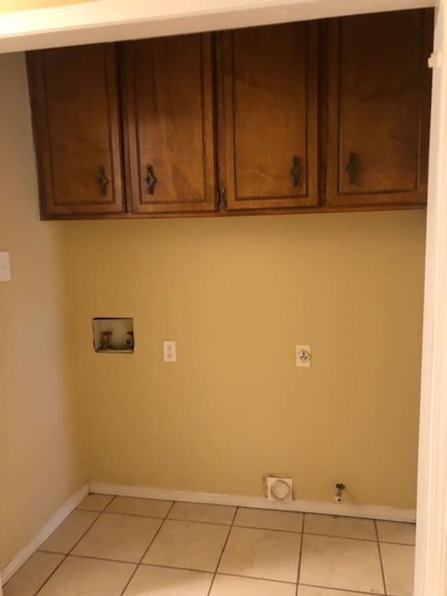 Building Photo - 5222 Clearwater Ct