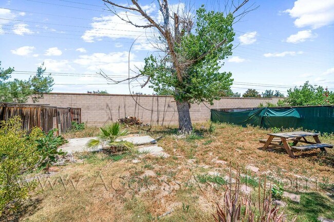 Building Photo - Charming and Bright Three-Bedroom Haven on Comotilo