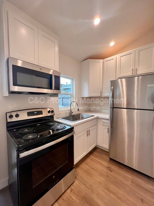 Building Photo - 1381 Circle Ave