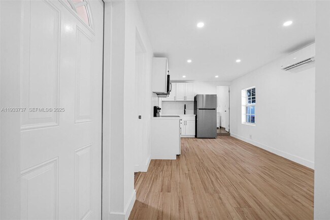 Building Photo - 2419 Coolidge St