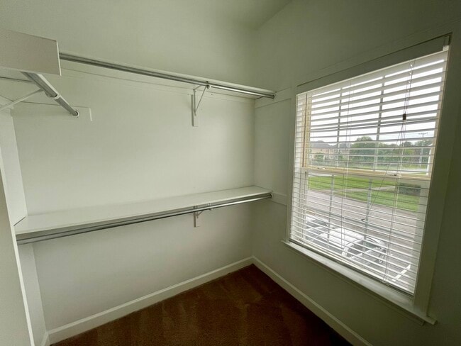 Building Photo - 1047 McKenna Dr