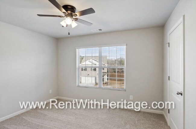 Building Photo - Custom DR Horton Home in Popular Overlook at Camp Creek/ Attention to Detail / Fantastic Location