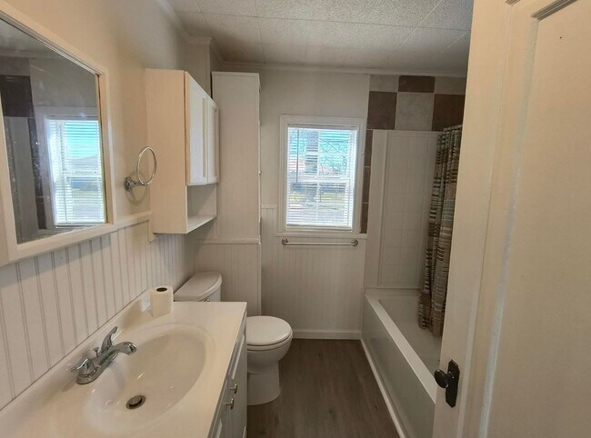 Building Photo - Charming and Spacious 3 bedroom, 2 bath home AVAILABLE NOW!