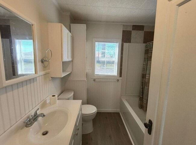 Building Photo - Charming and Spacious 3 bedroom, 2 bath home COMING SOON!