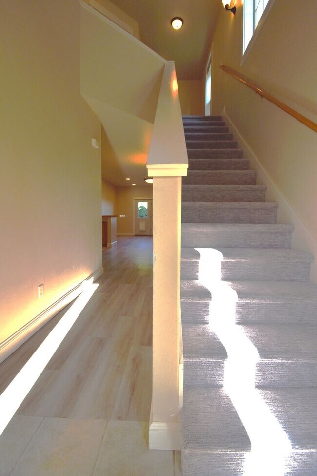 Building Photo - Fantastic end unit condo in Westgate subdi...