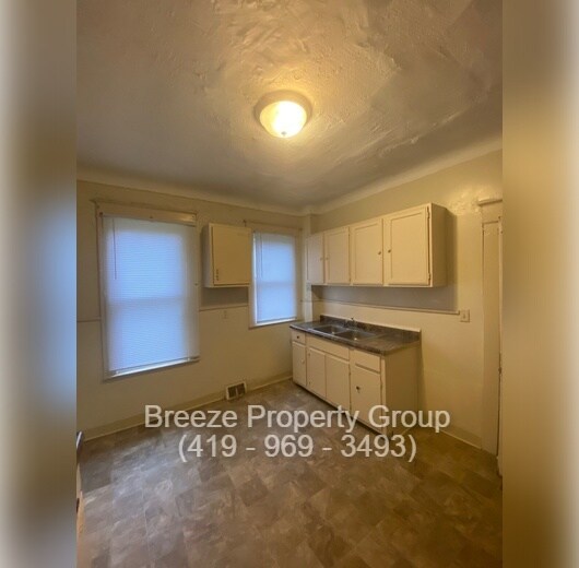 Building Photo - 319 N Detroit Ave