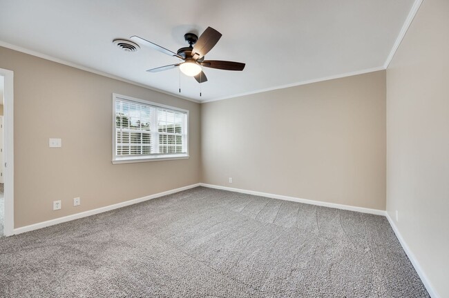 Building Photo - Awesome 2BE/BA townhouse in Bellevue!