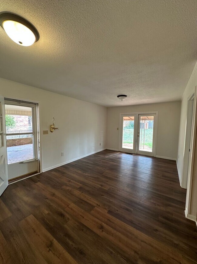 Building Photo - East-side home move-in ready