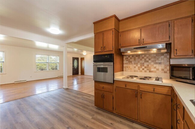 Building Photo - Spacious 3 Bed, 2 Bath Home with Open Floo...